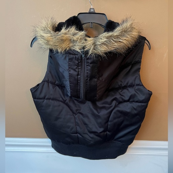 Urban Behavior Black Puffer Vest with Faux Fur Size Large - Picture 2 of 4